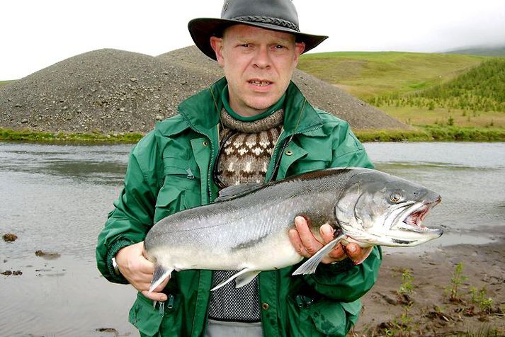 Gísli Sigurðsson með glæsilegan feng. Stórtæk efnistaka úr ánni hefur verið nefnd sem skýring þess að bleikjustofninn hefur látið undan síga.mynd/stefán jón hafstein