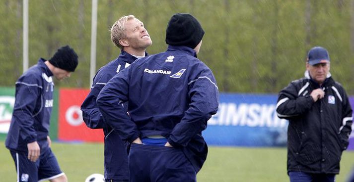 Eiður Smári Guðjohnsen verður væntanlega í eldlínunni gegn Dönum í dag. Hér er hann á landsliðsæfingu í vikunni.