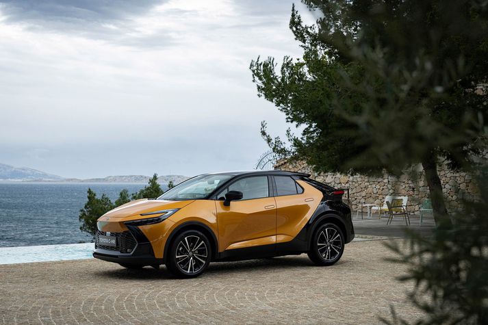 Nýi Toyota C-HR er einstaklega glæsilegur bíll og fæst sem bæði Hybrid bíll og Plug-in Hybrid.