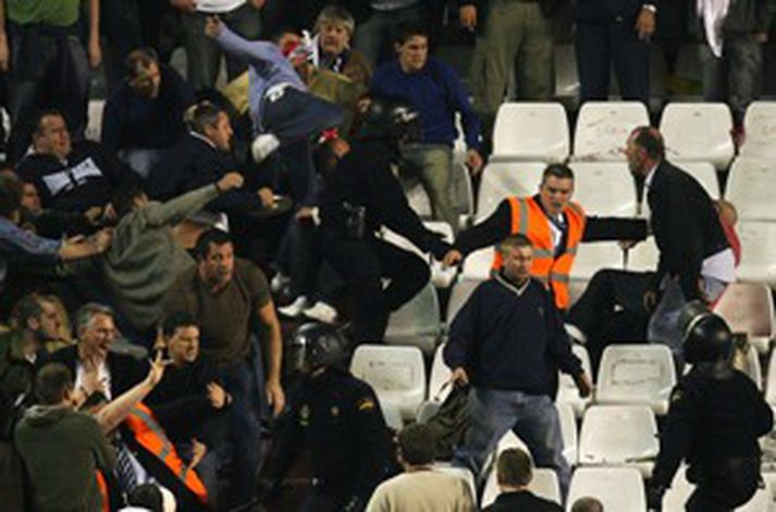 Stuðningsmenn Tottenham slógust við óeirðalögreglu í Sevilla í kvöld