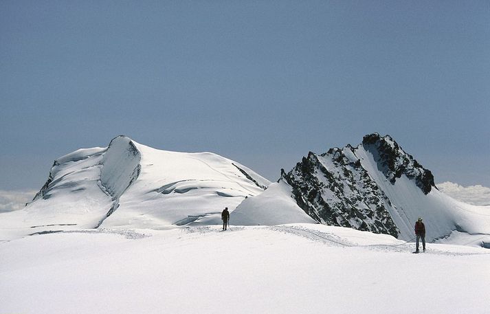 Í bakgrunni sést Rimpfischhorn, þaðan sem tilkynnt var um yfirgefin skíði. 