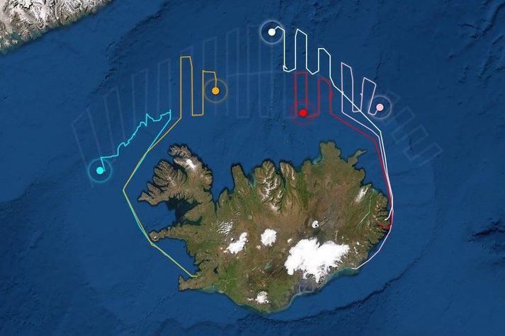 Leitarferlar skipanna um þrjúleytið í dag. Ljósblár er Árni Friðriksson, gulur er Bjarni Sæmundsson, hvítur er Polar Amaroq, rauður er Aðalsteinn Jónsson og bleikur er Ásgrímur Halldórsson. Takið sérstaklega eftir hvernig ljósblár ferill Árna nær ekki að fylgja fyrirfram ákveðinni leið á Grænlandssundi.