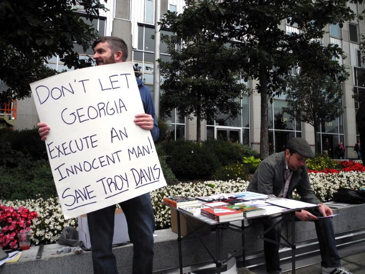 „Ekki leyfa Georgíu að taka saklausan mann af lífi. Bjargið Troy Davis,“ segir þessi stuðningsmaður fangans.