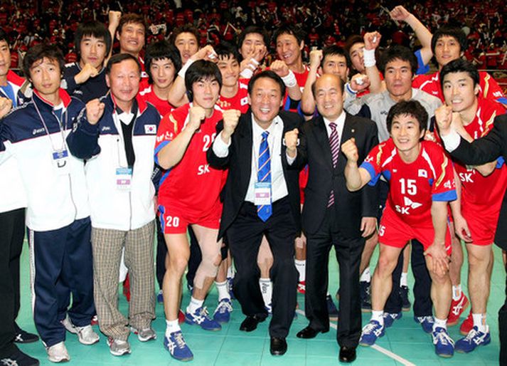 Leikmenn og aðstandendur suður-kóreska landsliðsins fagna sigrinum í dag.