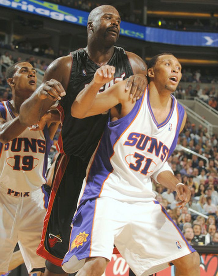 Shaquille O'Neal og Shawn Marion eigast við.