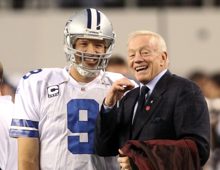 Jones ásamt leikstjórnanda sínum, Tony Romo.