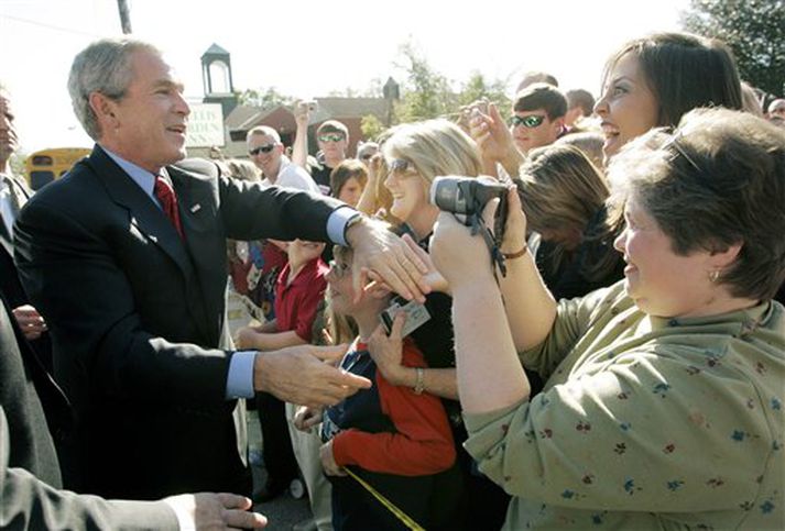 Bush reynir nú af fremsta megni að hjálpa samflokksmönnum sínum í Republikanaflokknum fyrir þingkosningarnar, enda verður róðurinn erfiður fyrir hann ef demókratar ná meirihluta.