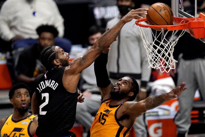 Kawhi Leonard treður hér yfir Derrick Favors, miðherja Utah Jazz, í leiknum í nótt.