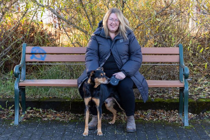 Sigríður Jónasdóttir ásamt hundinum sínum. Bæði þoldu þau illa stöðuga skjálfta undanfarnar tvær vikur. 