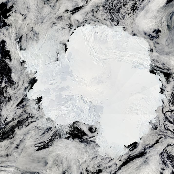 Gat myndast í ósonlaginu yfir Suðurskautslandinu á hverjum vetri á suðurhveli. Það hefur farið minnkandi frá því að ríki heims sammæltust um að banna ósoneyðandi efni á 9. áratug síðustu aldar.