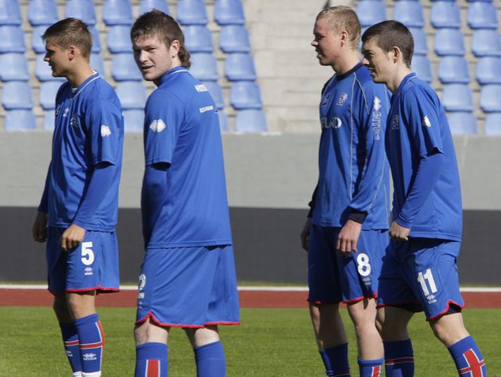 Arnór Sveinn Aðalsteinsson, lengst til hægri, gæti komið inn í liðið  vegna meiðsla Grétars Rafns Steinssonar.