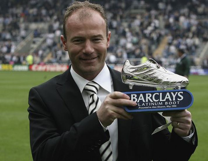 Alan Shearer með gullskóinn sem markahæsti leikmaður ensku úrvalsdeildarinnar.