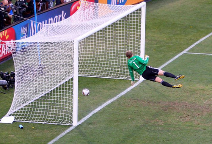 Þetta mark sem Frank Lampard skoraði en fékk ekki að standa verður lengi í minnum haft.