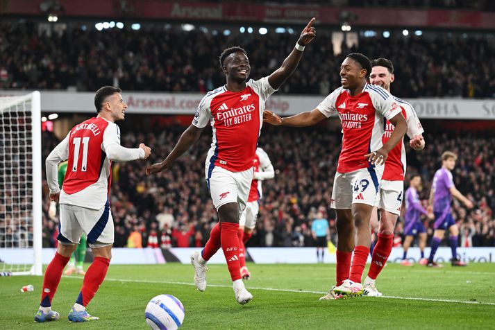 Bukayo Saka fagnar marki með þeim Gabriel Martinelli og Myles Lewis-Skelly. Arsenal gefur ungum uppöldum leikmönnum tækifæri til að verða að stjörnum.