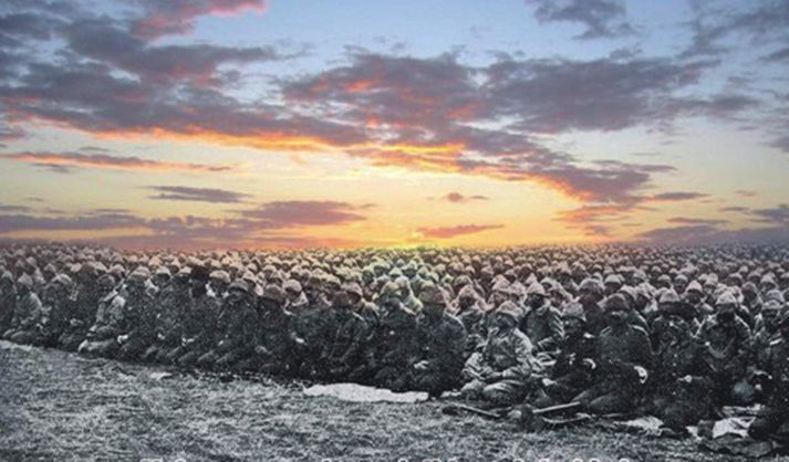 Liðsmenn PKK safnast til kvöldbæna.
