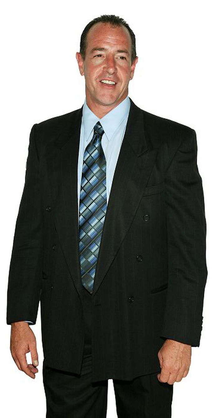 Michael Lohan er sakaður um að hafa beitt fyrrverandi kærustu sína líkamlegu og kynferðislegu ofbeldi.