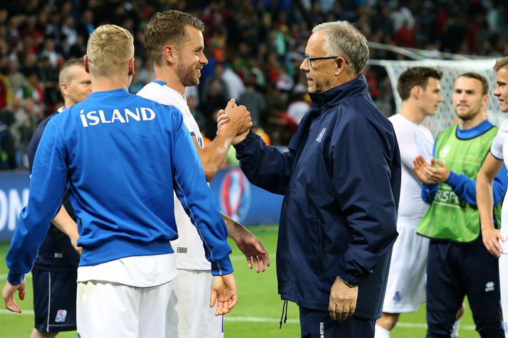 Lars Lagerbäck með Kára Árnasyni.Kári skoraði fyrsta markið í keppnisleik eftir að Lars tók við.