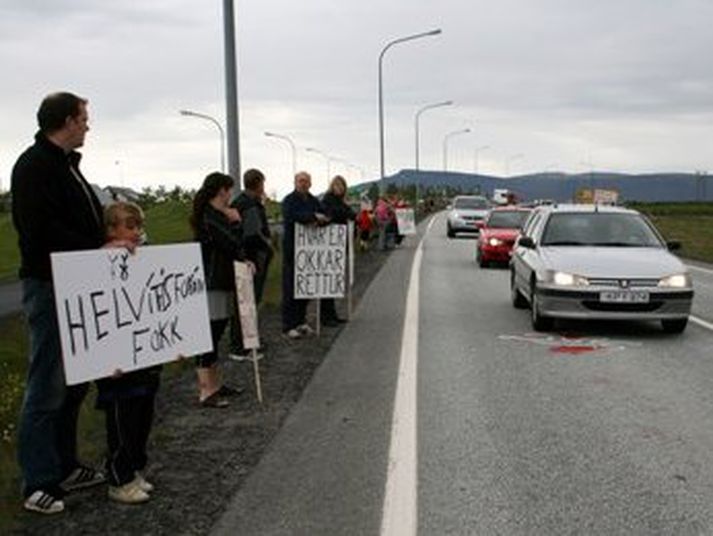 Kjalnesingar tóku saman höndum og mótmæltu dræmu umferðaröryggi við Vesturlandsveg.