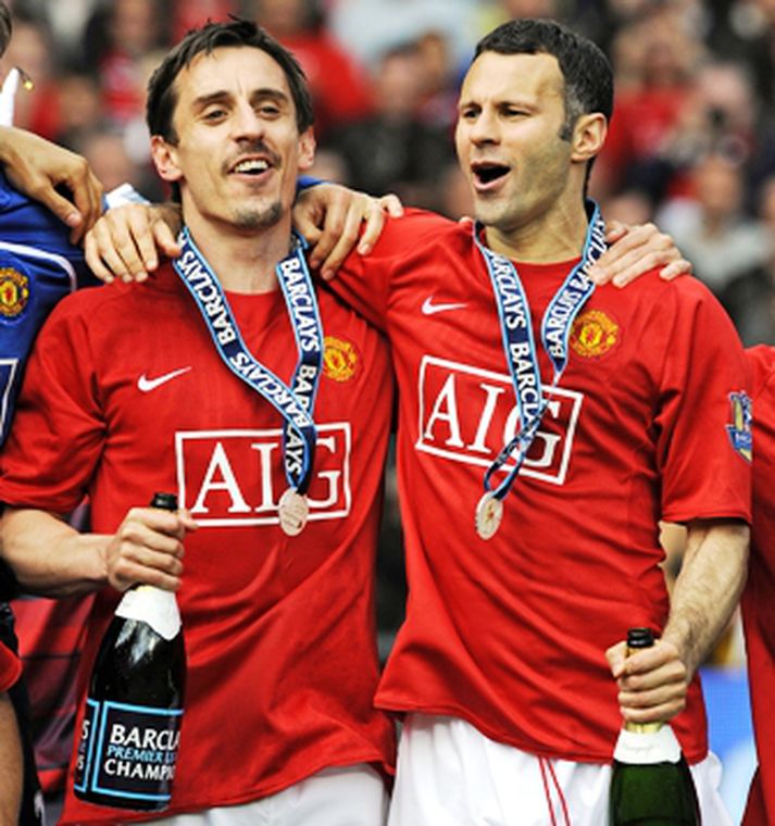 Gary Neville og Ryan Giggs fagna enn einum titlinum með United