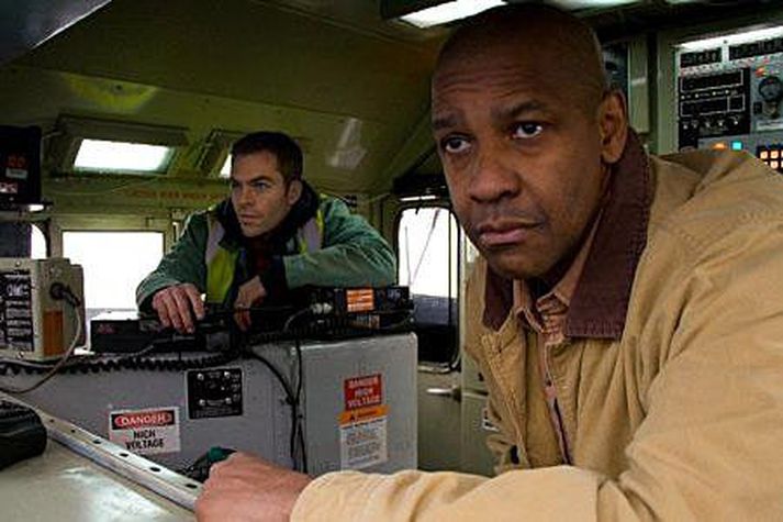 Denzel Washington og Chris Pine fá það ömurlega hlutskipti að reyna að ná lestinni og bjarga deginum.