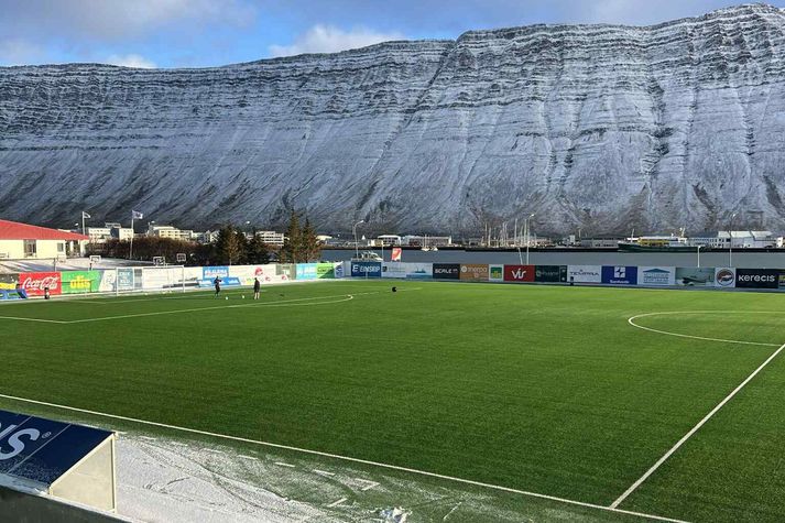 Kerecis völlurinn verður skafaður og klár í slaginn á fyrsta degi vetrar.