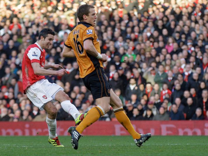 Robin Van Persie skorar annað mark sitt.