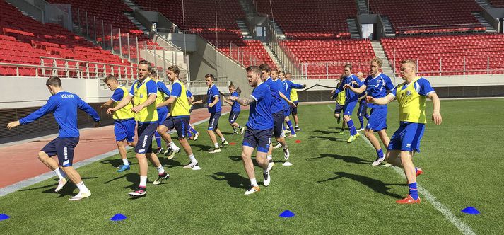 Aron Einar Gunnarsson fyrirliði er hér fyrir miðri mynd á æfingu íslenska landsliðsins á keppnisvellinum í Pireus í gær.