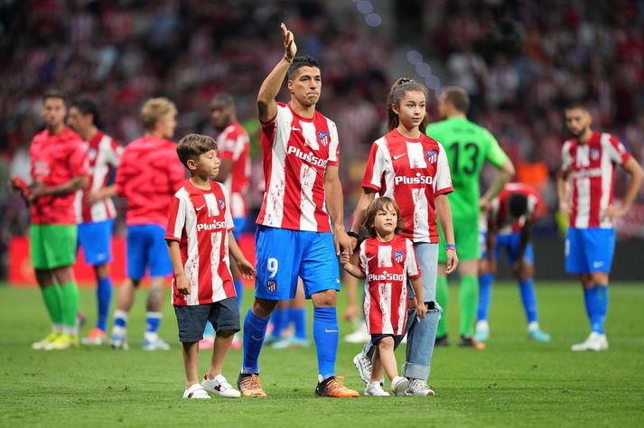 Luis Suarez veifar til stuðningsmanna Atletico Madrid á Wanda Metropolitano leikvanginum í gær. Tárin runnu hjá Úrúgvæmanninum.
