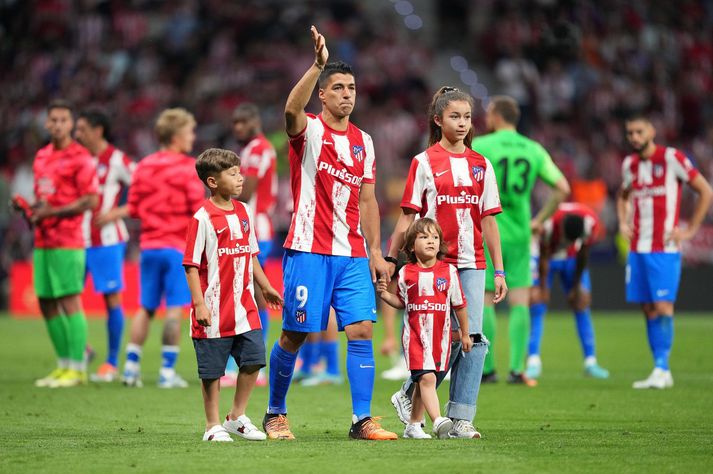 Luis Suarez veifar til stuðningsmanna Atletico Madrid á Wanda Metropolitano leikvanginum í gær. Tárin runnu hjá Úrúgvæmanninum.