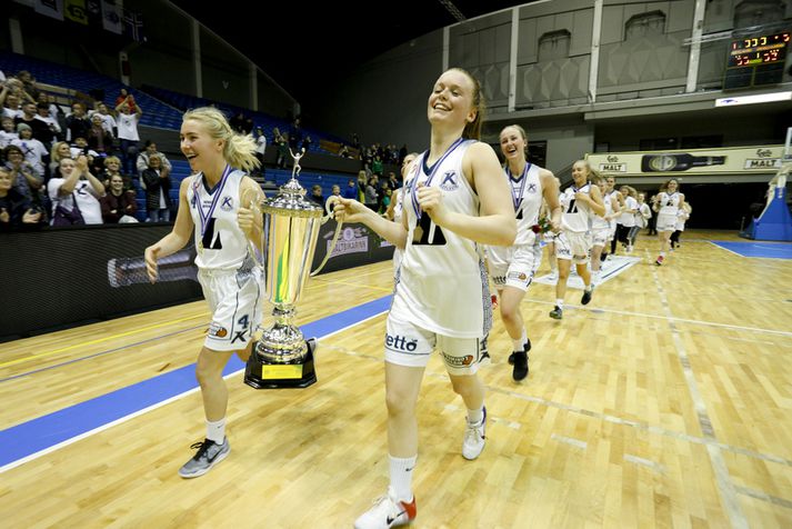 Erna Hákonardóttir, til hægri, tók við báðum stóru bikurunum í vetur og endar tímabilið á því að spila sitt fyrsta landsleik.