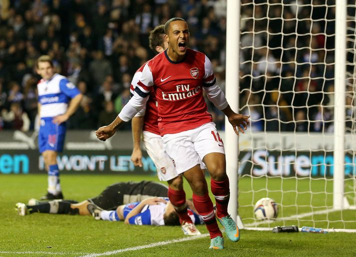 Theo Walcott fagnar sjötta marki Arsenal í kvöld.