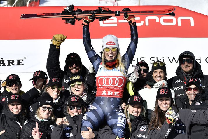  Mikaela Shiffrin fagnar sigri á heimsbikarmóti í vetur.