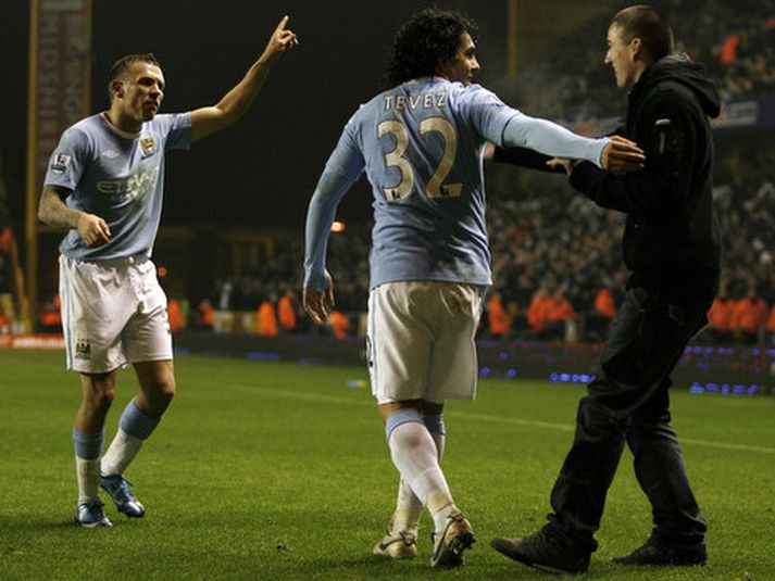 Craig Bellamy skipar einum stuðningsmanni City að fara aftur upp í stúku.