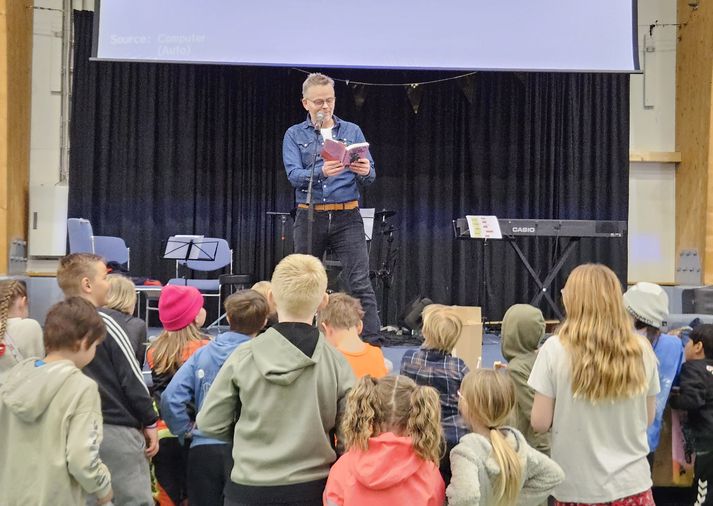 Gunnar las meðal annars upp úr bókinni á uppskeruhátíðinni en hún heitir „Bella gella krossari".