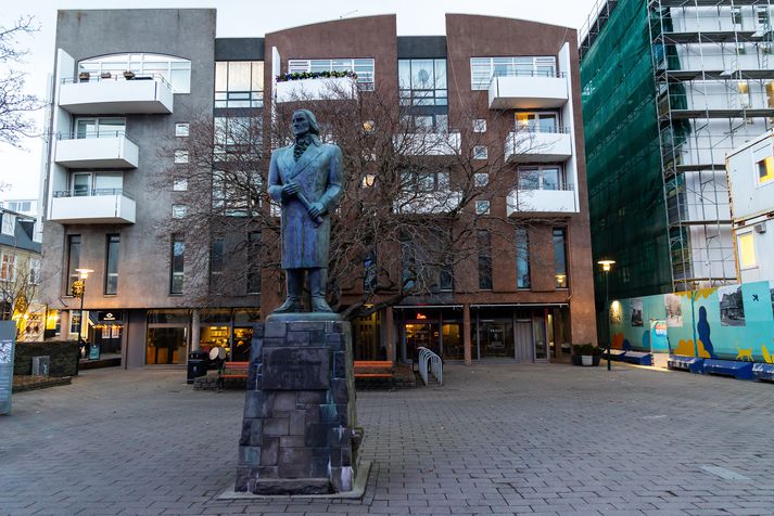 Stunguárásin átti sér stað nálægt Fógetagarðinum við Aðalstræti.