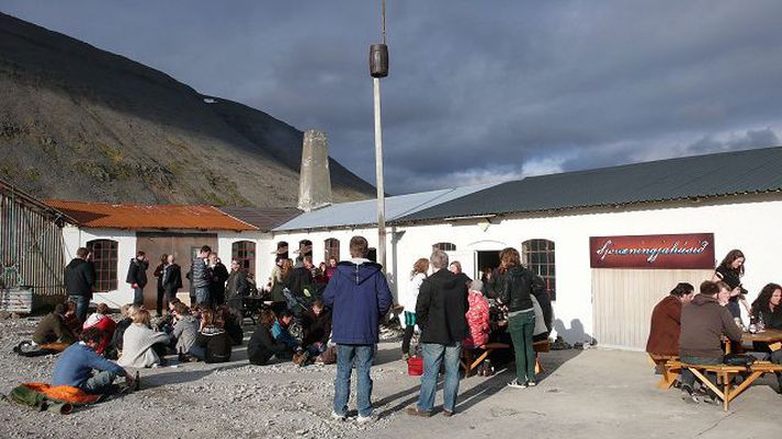 Góð stemning myndaðist þegar boðið var til fiskiveislu í Sjóræningjahúsinu, þar sem Maja Ragnars og aðstoðarkokkar hennar fóru á kostum í eldhúsinu.