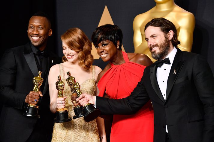 Sigurvegarar í flokki bestu leikara og leikkvenna árið 2017 sýna stytturnar. Frá vinstri eru Mahershala Ali, Emma Stone, Viola Davis og Casey Affleck.