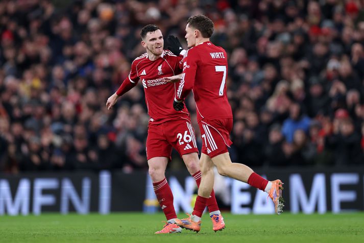 Florian Wirtz fagnar marki Liverpool með Andrew Robertson en markið var á endanum skráð sem sjálfsmark.