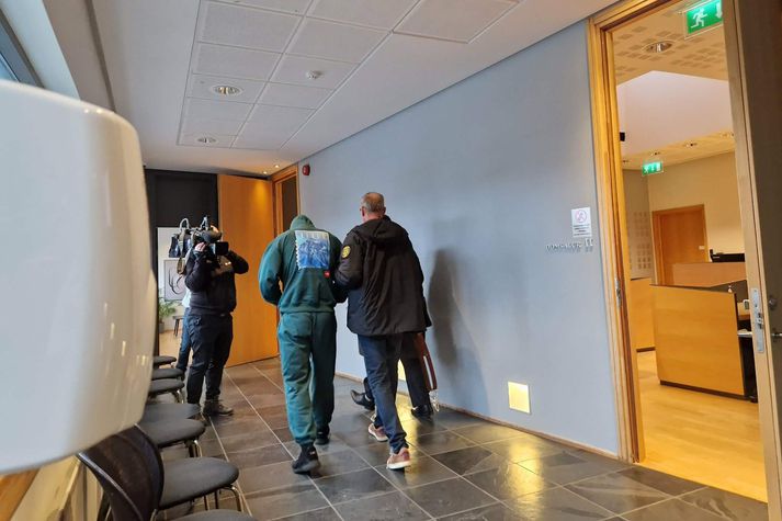 Sokol er ákærður í málin ásamt konunni, meðal annars fyrir að hafa tekið við efnunum frá henni í iðnaðarbili í Hafnarfirði. Hann mætti í dómsal í lögreglufylgd.