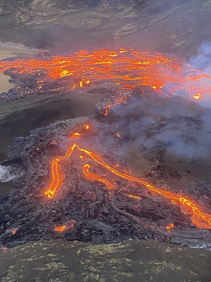 Fyrstu myndir af gosinu í dagsbirtu sýna hraun flæða upp úr sprungunni í Geldingadal.