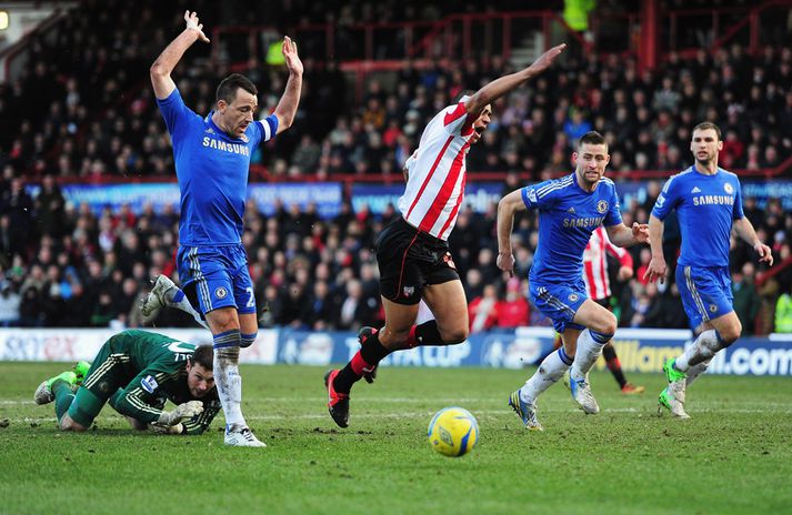 Turnbull brýtur á Adeyemi inni í teig.