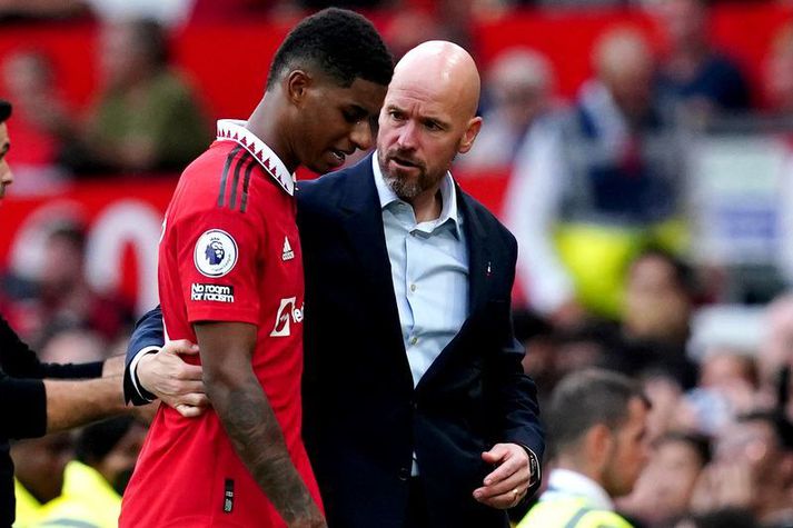 Erik ten Hag ræðir hér við Marcus Rashford eftir að haa tekið hann af velli í leik Manchester United og Arsenal á Old Trafford.