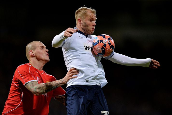 Eiður Smári tekur á móti boltanum með Martin Skrtel, varnarmann Liverpool, fyrir aftan sig.