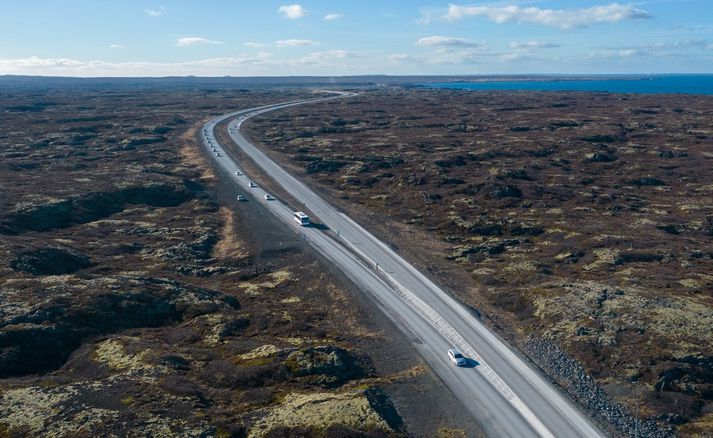 Í dómi héraðsdóms segir að konan hafi á sínum tíma ekið bílnum vestur Reykjanesbraut og á Strandarheiði hafi hún misst stjórn á bílnum í hálku með þeim afleiðingum að bíllinn valt og hafnaði utan vegar.