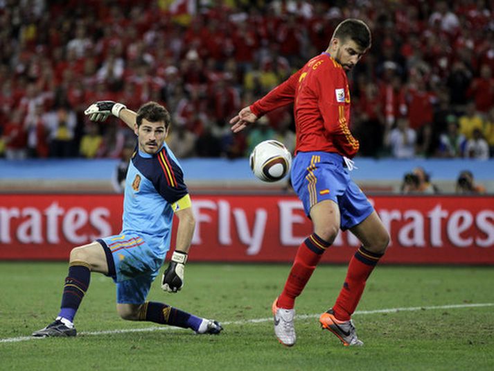 Spánverjarnir Iker Casillas og Gerald Pique voru varnarlausir þegar Sviss skoraði sigurmarkið sitt.
