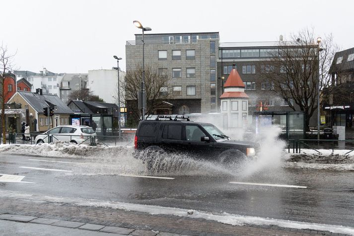 Skil frá lægð ganga nú yfir landið með tilheyrandi umhleypingum.