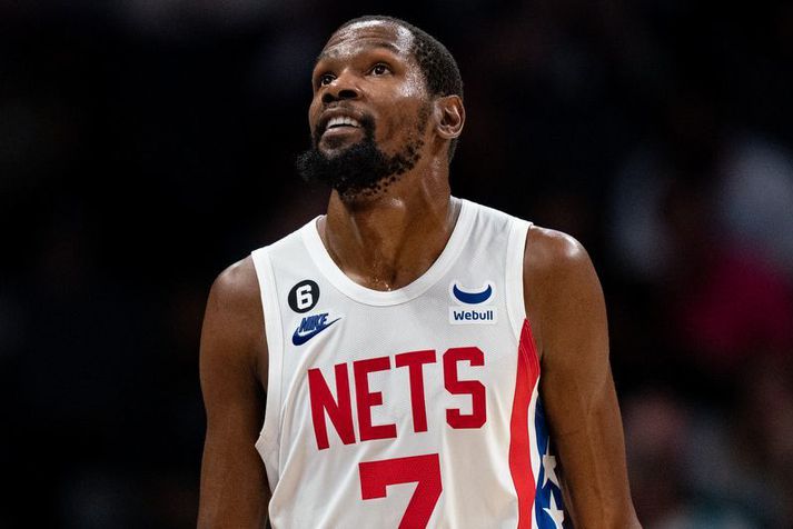 Kevin Durant í leik með Brooklyn Nets en dómaravitleysa í öðrum NBA leik fékk hann til að hlæja.