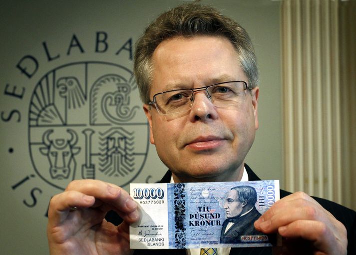 Jónas Hallgrímsson prýðir 10 þúsund króna seðilinn. Már Guðmundsson seðlabankastjóri mun afhenda fjármálaráðherra fyrsta seðilinn á morgun.