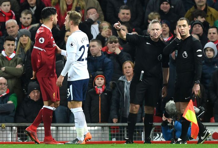 Jon Moss ræðir við Eddie Smart í leiknum í dag. Þeir fá stjörnu í kladdann hjá Gallagher