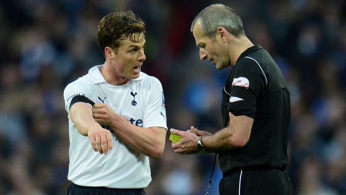 Scott Parker ræðir málin við Martin Atkinsson dómara.